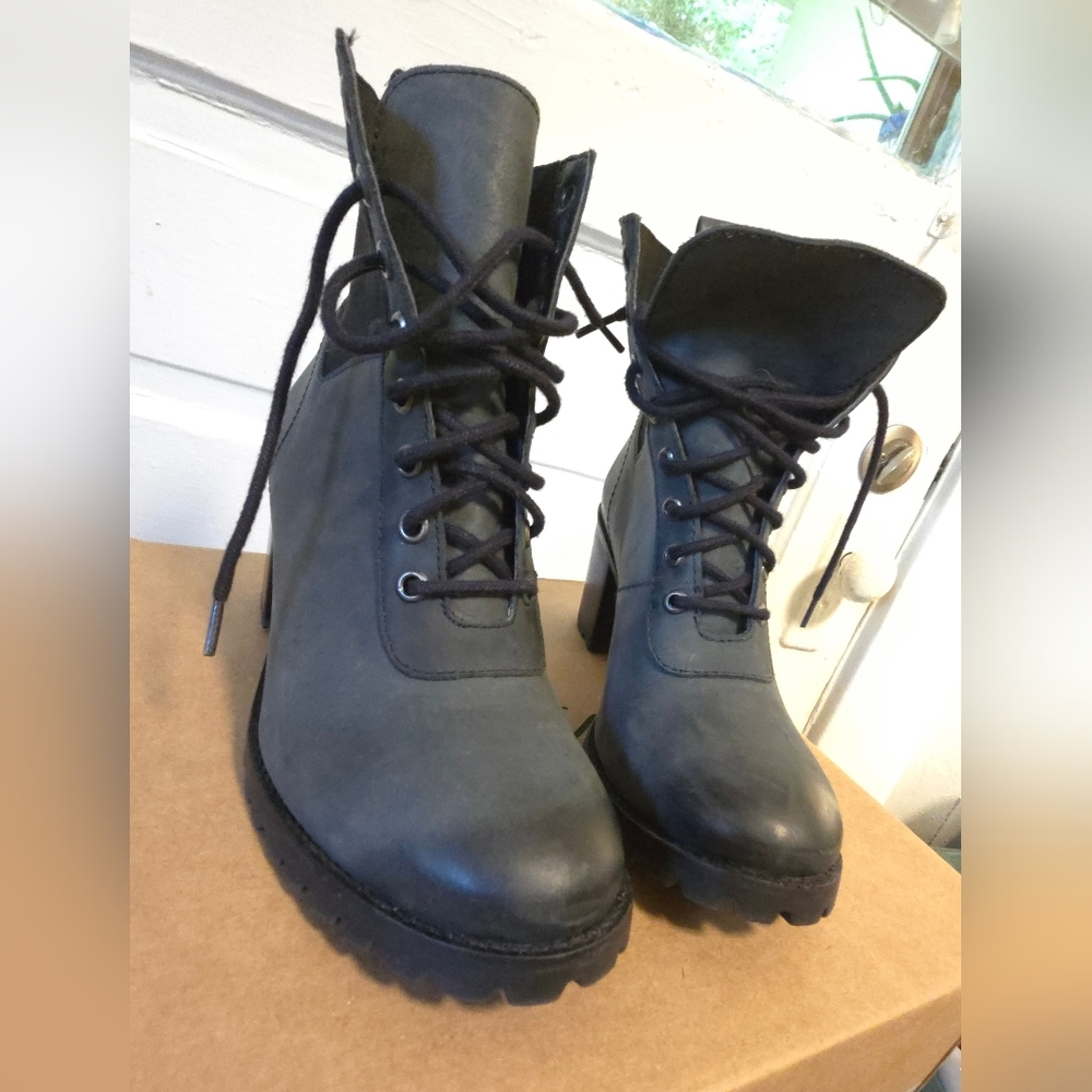 Matisse Women's Moss Black Lace-Up Boots